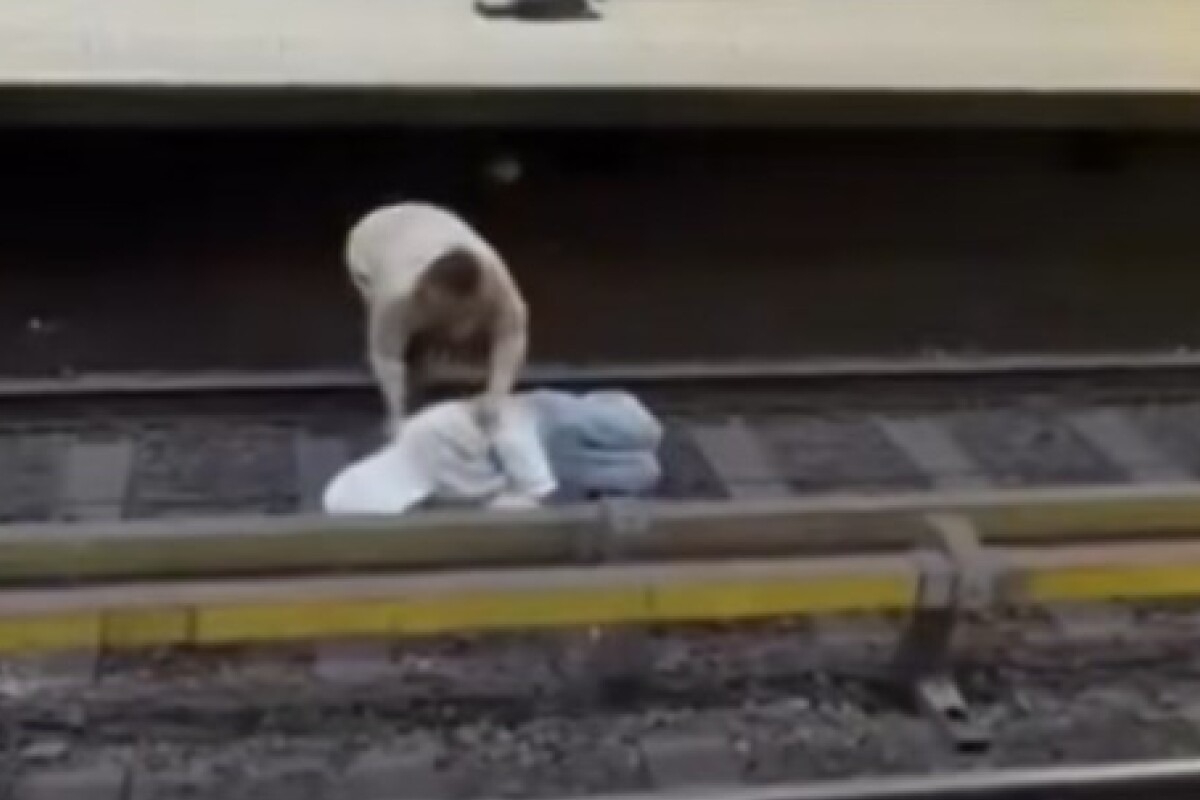 Ανδρας ξάπλωσε στις ράγες του μετρό στις Βρυξέλλες και τον έσωσαν τελευταία στιγμή