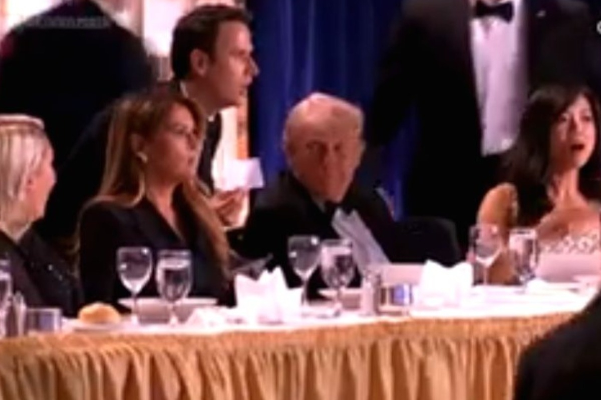 Πυροβολισμοί στο δείπνο ανταποκριτών του Λευκού Οίκου - Απομακρύνθηκε ο Τραμπ - Συνελήφθη ο δράστης - Ο ύποπτος για την επίθεση σε εκδήλωση στο Λευκό Οίκο προσπάθησε να παραβιάσει τα μεταλλικά ανιχνευτικά φράγματα πυροβολώντας κατά τη διάρκεια της προσ