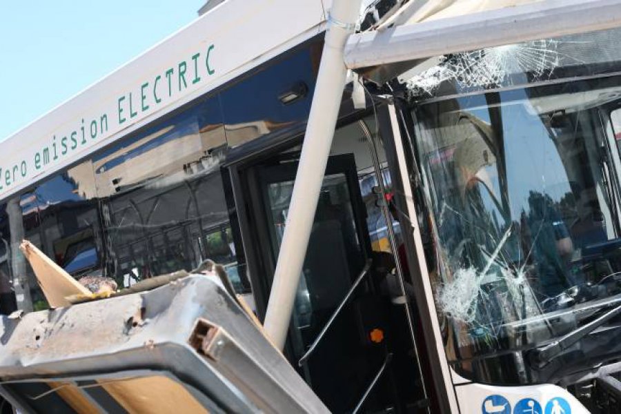 Τροχαίο με λεωφορεία στη Θεσσαλονίκη: Εξιτήριο σε δύο από τις τραυματίες ‑ Στο χειρουργείο η 21χρονη