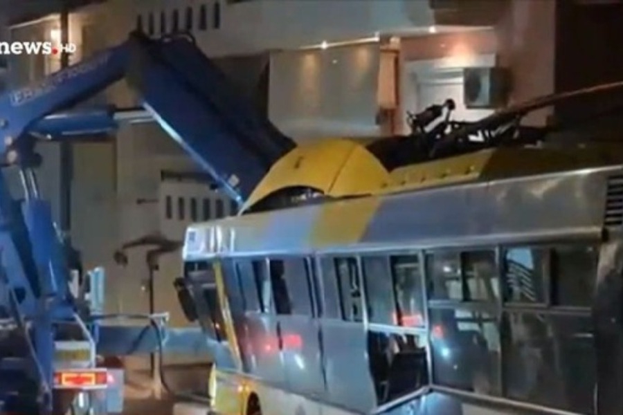 Πετράλωνα: Τρόλεϊ έπεσε πάνω σε πολυκατοικία