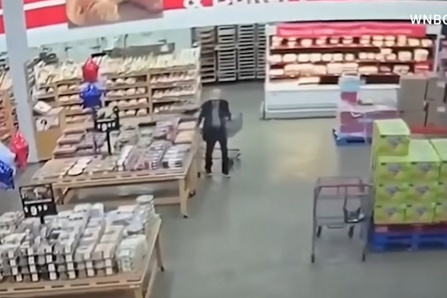Τρομακτική στιγμή: Η οροφή καταρρέει πάνω σε πελάτες σε πολυσύχναστο κατάστημα, προκαλώντας πανικό