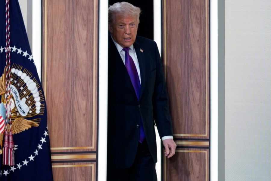 Ο Τραμπ διέγραψε από τον λογαριασμό του το βίντεο που δείχνει τους Ομπάμα ως πιθήκους: «Υπάλληλος το ανέβασε κατά λάθος» - Νωρίτερα, η εκπρόσωπος Τύπου του Λευκού Οίκου, έκανε λόγο για «ψευτοαγανάκτηση» έπειτα από κατηγορίες για ρατσισμό που προκάλεσε βίντεο