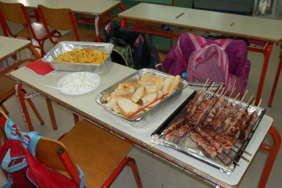 «Τα σχολεία δεν είναι ταβέρνες»: Το έθιμο της Tσικνοπέμπτης που έφερε αντιδράσεις