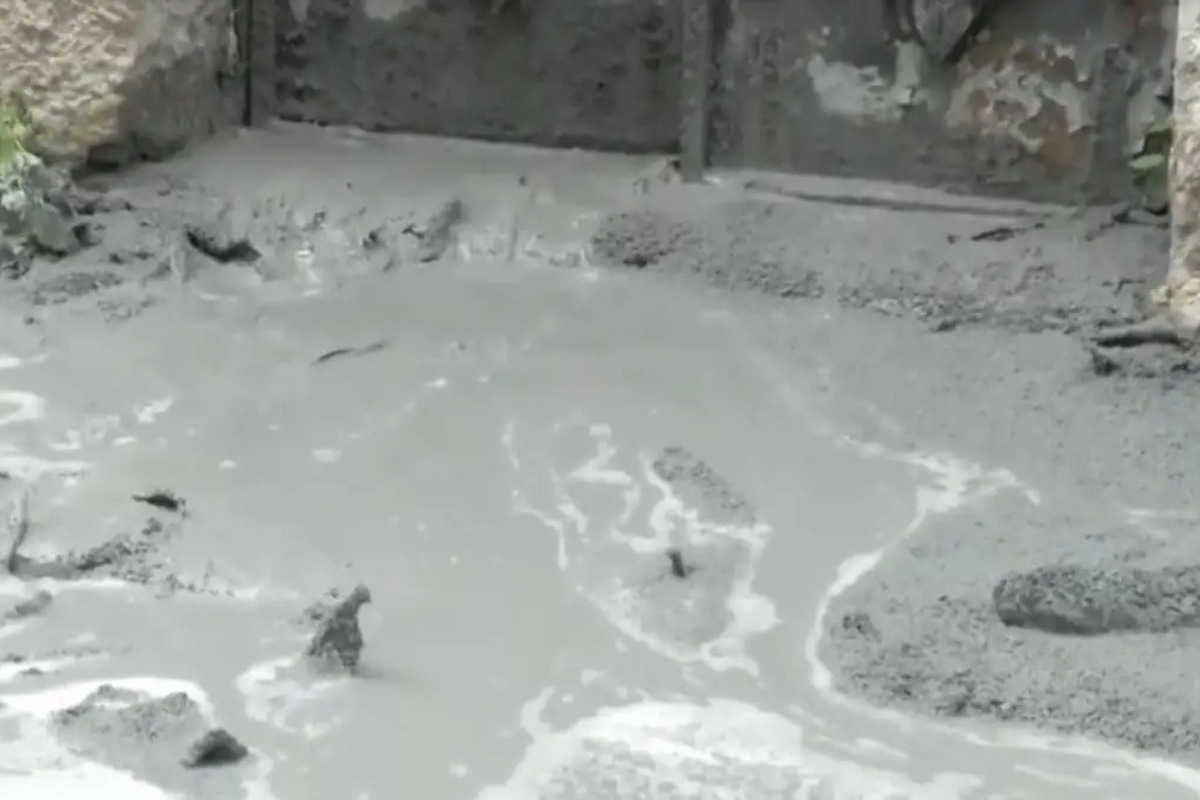 Κυψέλη: Αναβλύζει τσιμέντο από τον δρόμο – Διακοπή της κυκλοφορίας