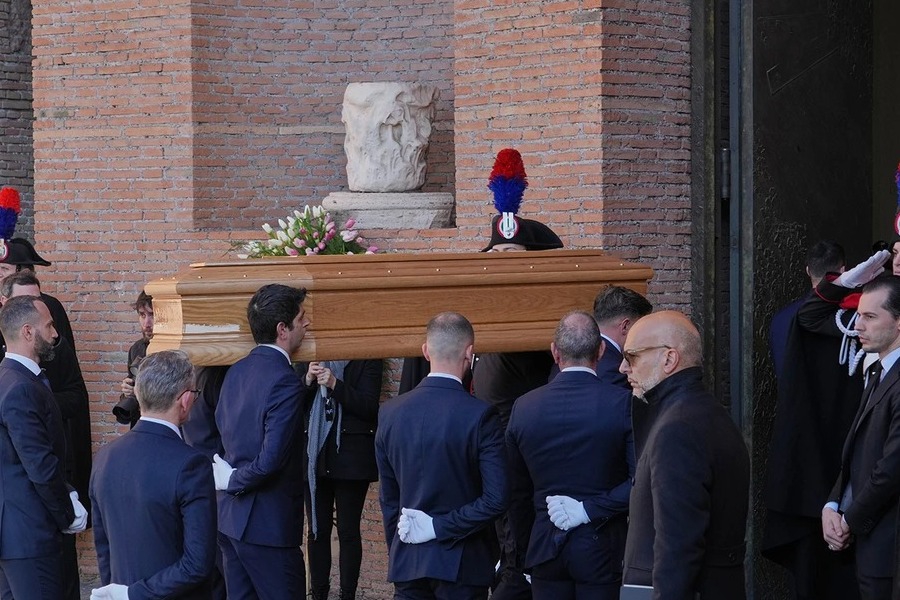 Το τελευταίο «αντίο» στον Βαλεντίνο: Η Ρώμη αποχαιρετά τον θρυλικό σχεδιαστή μόδας - Ο «αυτοκράτορας» της μόδας θα ταφεί στο νεκροταφείο Πρίμα Πόρτα