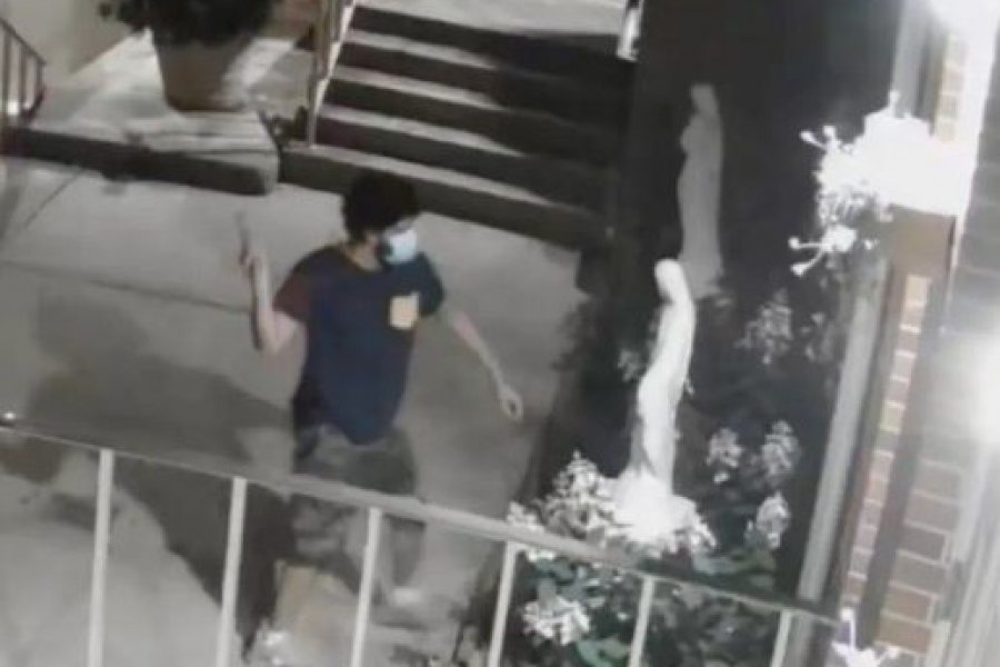 Βάνδαλος αποκεφαλίζει άγαλμα της Παναγίας με σφυρί έξω από εκκλησία – Τρίτη επίθεση μέσα στη χρονιά - Ο ναός έχει πέσει θύμα βανδάλων 4 φορές τα τελευταία δύο χρόνια, με τις τρεις να συμβαίνουν μόνο φέτος