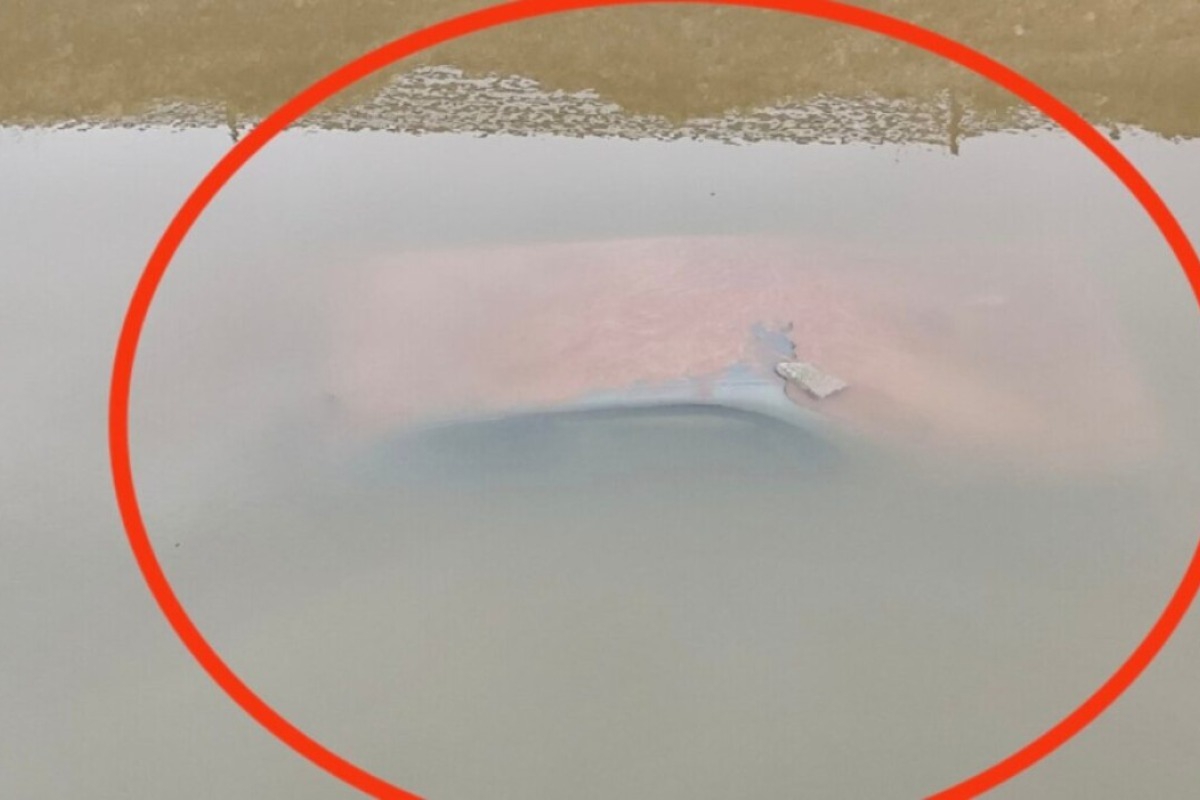 Στο φως βυθισμένο αυτοκίνητο στο ρέμα Κόρμπι στη Βάρη μετά την κακοκαιρία, δείτε βίντεο