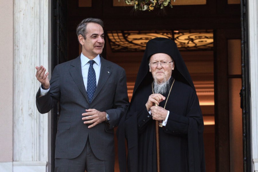Ο Μητσοτάκης κάλεσε τον Βαρθολομαίο να στεφανώσει Κωνσταντίνο και Σάκκαρη τον Σεπτέμβριο του 2027: «Ίσως, αν έχω υγεία, θα δούμε»