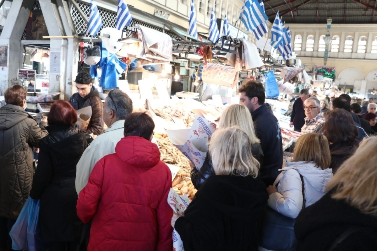Καθαρά Δευτέρα: Για τα ψώνια της τελευταίας στιγμής ο κόσμος σήμερα στη Βαρβάκειο, «τσιμπημένες» οι τιμές σε σχέση με πέρυσι - «Η αγορά έχει σχεδόν ξεπουλήσει, λίγα πράγματα έχουν μείνει» δηλώνει ο πρόεδρος της ιχθυαγοράς της Βαρβακείου - Ποια σούπερ μάρκετ θα είναι κλειστά κα