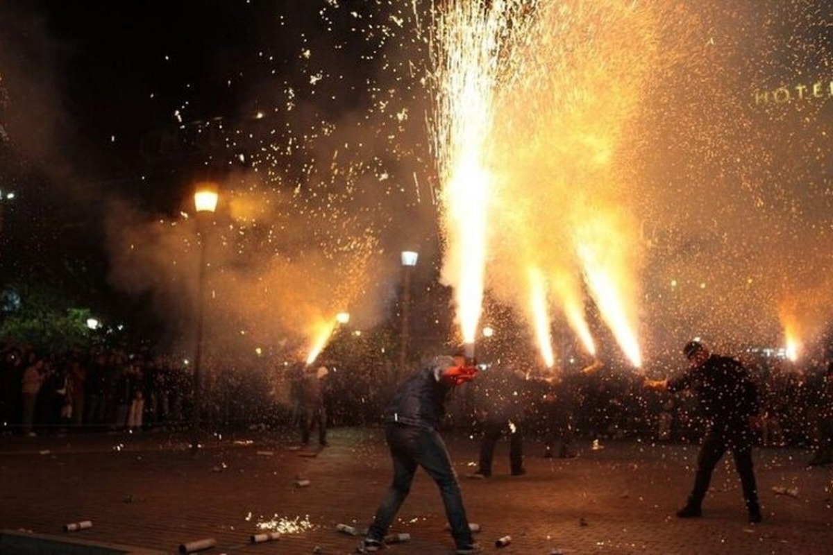 Βεγγαλικά: Σε επιφυλακή οι αρχές ενόψει Πάσχα για «πυριτιδαποθηκές» - Τα «τσουχτερά» πρόστιμα - Σοβαρό ατύχημα με έξι τραυματίες στη Χίο - Γκαρσονιέρα με 3.000 κροτίδες εντόπισαν οι αρχές στην Πάτρα