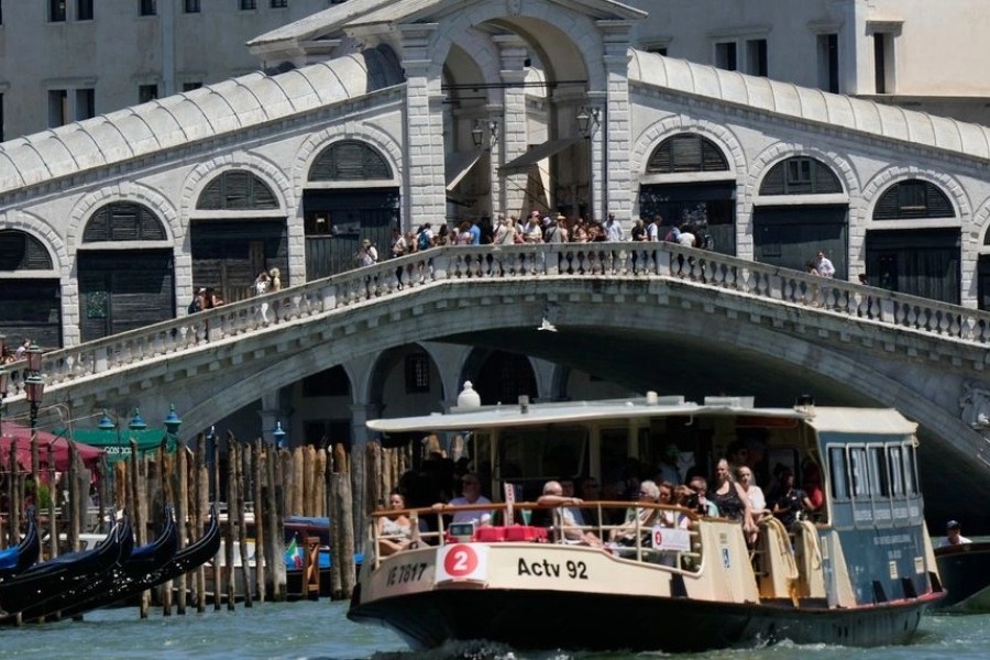 Σκάφος εμβόλισε γόνδολες μέσα σε κανάλι της Βενετίας
