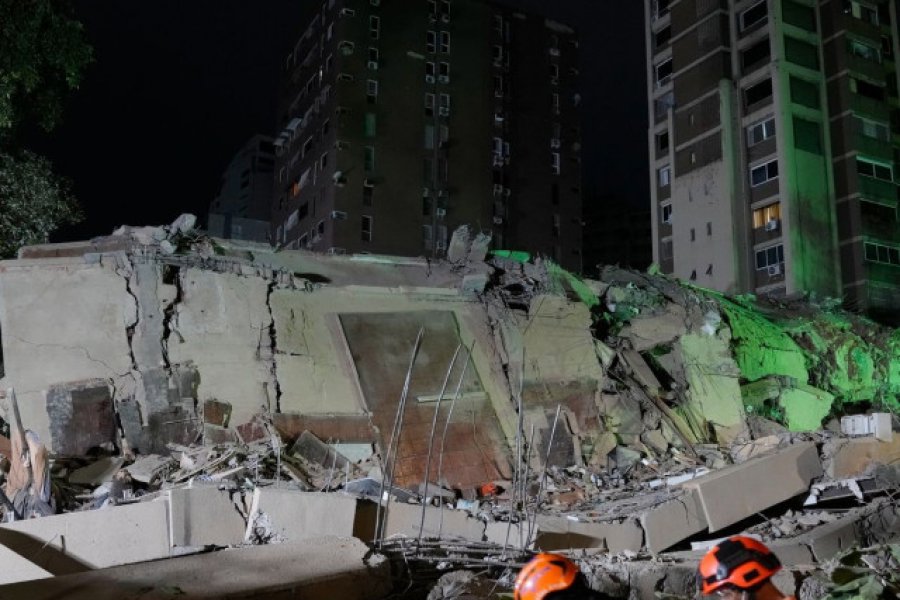 Βενεζουέλα: Ανθρωποι σκάβουν μέσα στα ερείπια με γυμνά χέρια, 24 και πλέον ώρες μετά τον σεισμό
