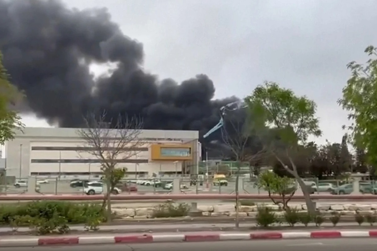 Το Ιράν χτύπησε με πύραυλο εργοστάσιο χημικών στο Ισραήλ – Φόβοι για επικίνδυνη διαρροή τοξικών ουσιών - Οι αρχές του Ισραήλ ζήτησαν από τους κατοίκους να μείνουν σπίτια τους με κλειστά τα παράθυρα