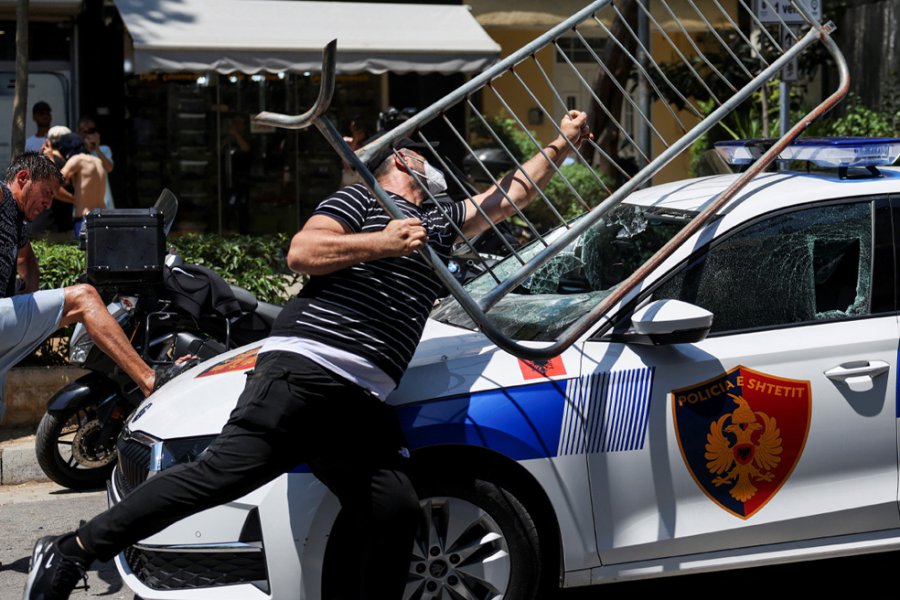 Βίαια επεισόδια στα Τίρανα με τραυματίες: Δακρυγόνα, πέτρες και συλλήψεις έξω από το αλβανικό Κοινοβούλιο – βίντεο και φωτογραφίες - Οι διαδηλώσεις δεν σταματούν κατά της ανέγερσης πολυτελούς ξενοδοχείου σε προστατευόμενη περιοχή