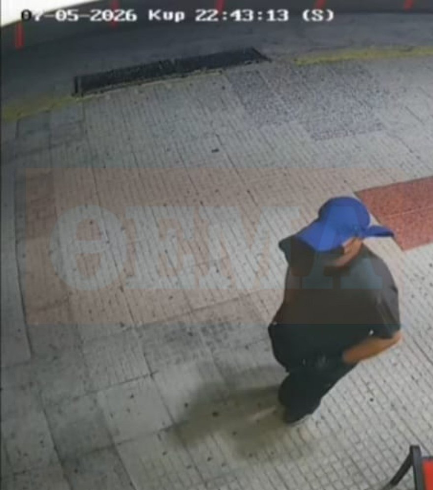 Βίντεο-ντοκουμέντο: Πήγε να ληστέψει ζαχαροπλαστείο στη Νίκαια με ψεύτικο πιστόλι και η υπάλληλος τον κυνήγησε με... σφουγγαρίστρα