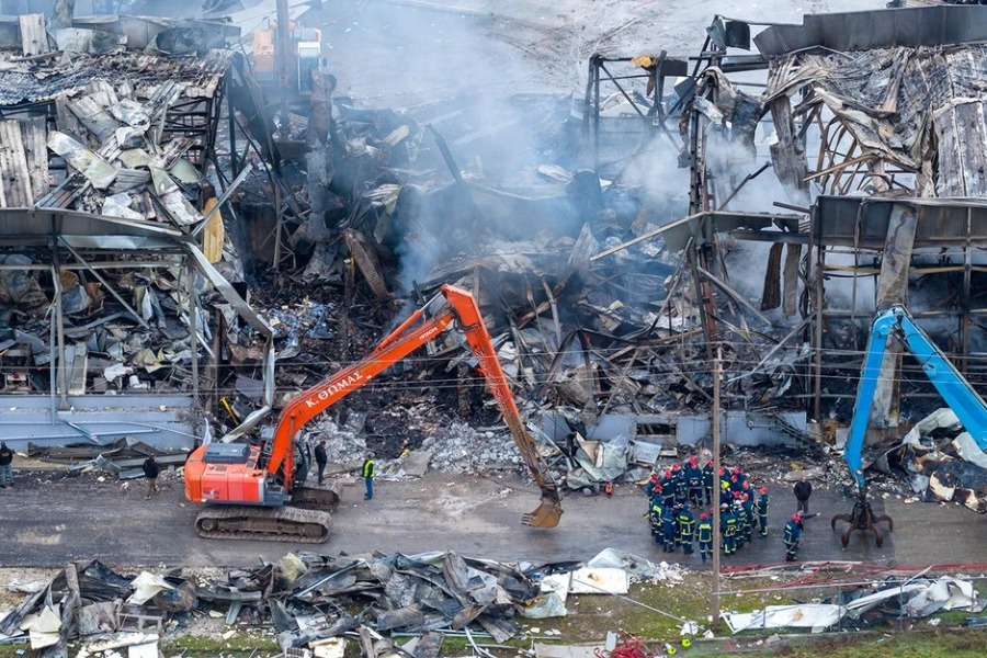 Τι δείχνουν τα πρώτα ευρήματα για τη φονική πυρκαγιά στη «Βιολάντα»: Απομακρύνεται το σενάριο να έφταιγε το αλεύρι - Συνεχίζονται οι έρευνες στην μπισκοτοβιομηχανία