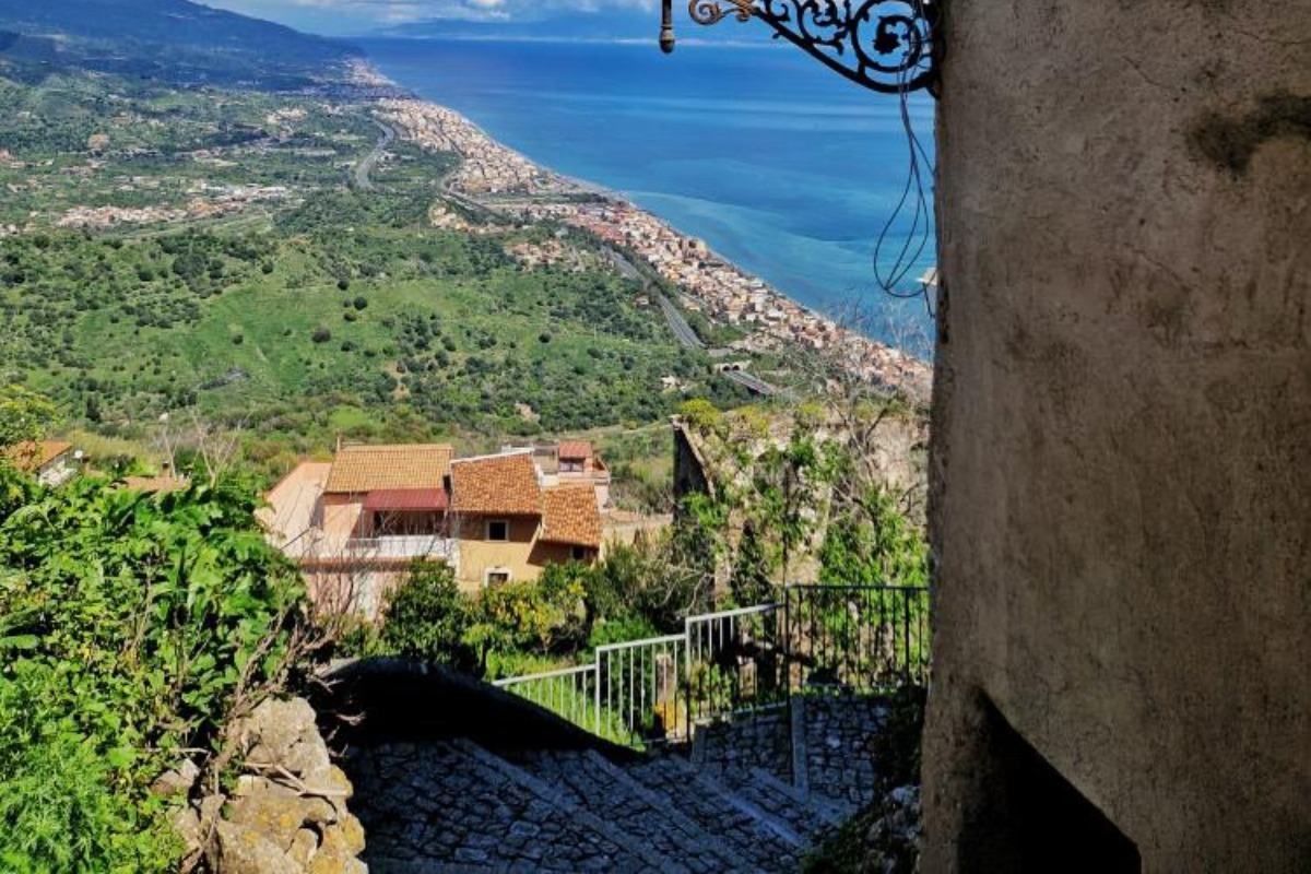 Το πασίγνωστο χωριό της οικογένειας Κορλεόνε με θέα το Ιόνιο