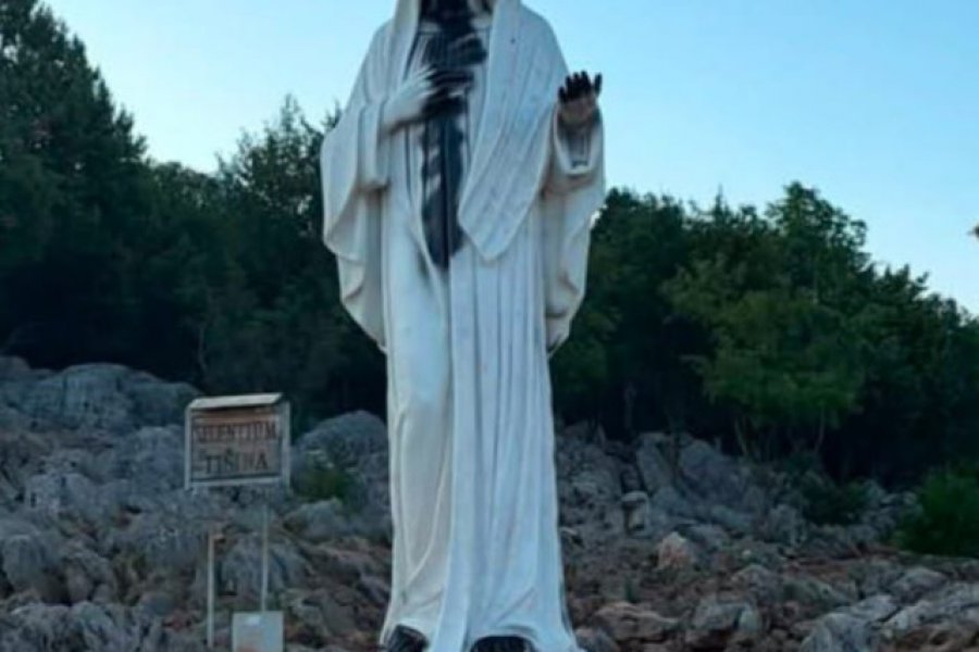 Βοσνία: Πυρπόλησαν βωμό, βανδάλισαν το άγαλμα της Παναγίας του Μετζουγκόριε - Το Μετζουγκόριε στη νότια Βοσνία, έγινε τόπος προσκυνήματος μετά τα αμφιλεγόμενα οράματα 6 παιδιών το 1981 όπου ισχυρίστηκαν ότι είδαν την Παναγία