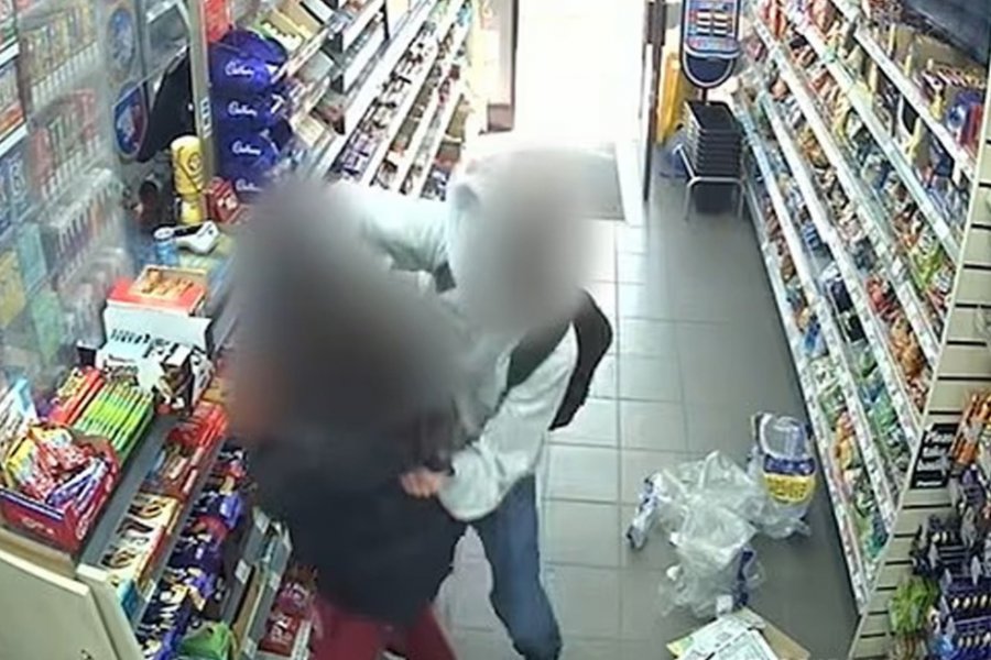 Βρετανία: 14χρονος μαχαίρωσε συμμαθήτριά του επειδή αρνήθηκε να βγει μαζί του, δείτε βίντεο - Την ακολούθησε σε κατάστημα και της επιτέθηκε με μαχαίρι – Τραυματίστηκε και ο καταστηματάρχης που προσπάθησε να τη βοηθήσει