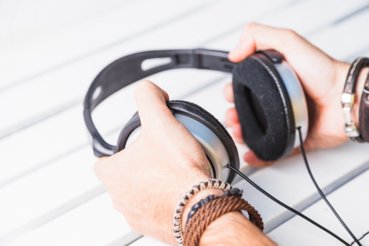 Γιατί πολλοί παρατάνε τα Bluetooth και παίρνουν ενσύρματα ακουστικά;