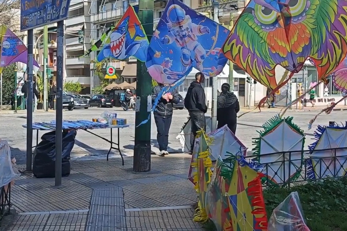 Καθαρά Δευτέρα: Ο πωλητής χαρταετών που κλείνει 20 χρόνια στο πόστο του στο Παγκράτι - O «άνθρωπος των χαρταετών», έχει στήσει το δικό του στρατηγείο προσφέροντας χρώμα στον ουρανό της Αθήνας εδώ και δύο δεκαετίες