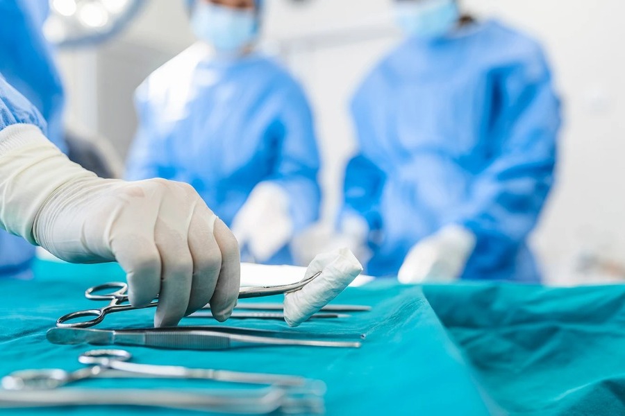 «Ήμουν ο Αγιος Παντελεήμων, έπρεπε να τον αφήσω να πεθάνει», λέει ο γιατρός που καταδικάστηκε για «φακελάκια» - «Έπρεπε να μου δίνουν βραβεία»