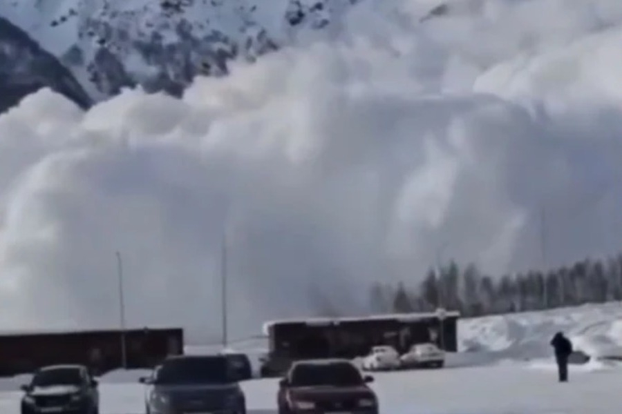 Τεράστια χιονοστιβάδα σε χιονοδρομικό κέντρο στη Ρωσία, λευκός καπνός «καταπίνει» τα πάντα - Δείτε τα βίντεο