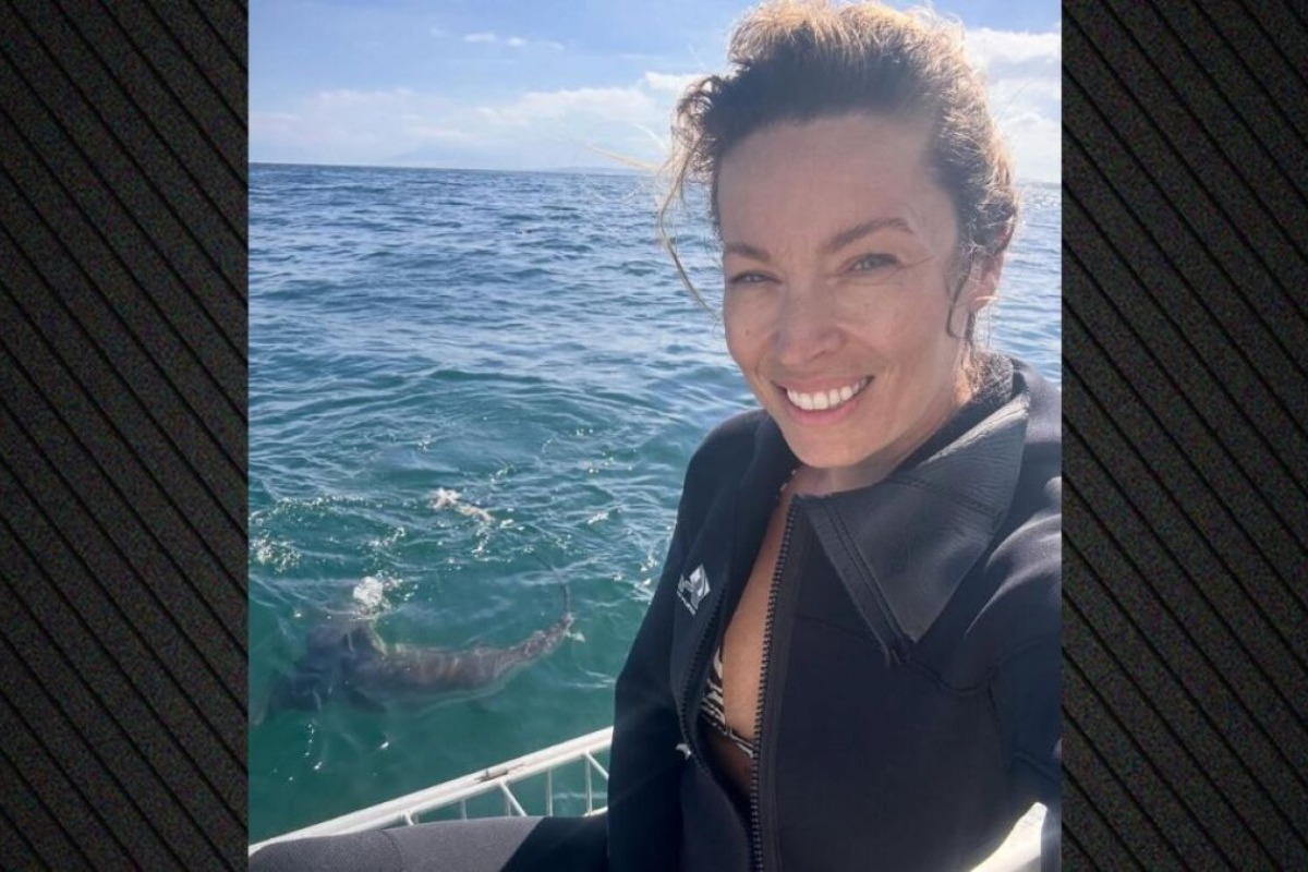 Η Μαριέττα Χρουσαλά κολύμπησε με λευκούς καρχαρίες