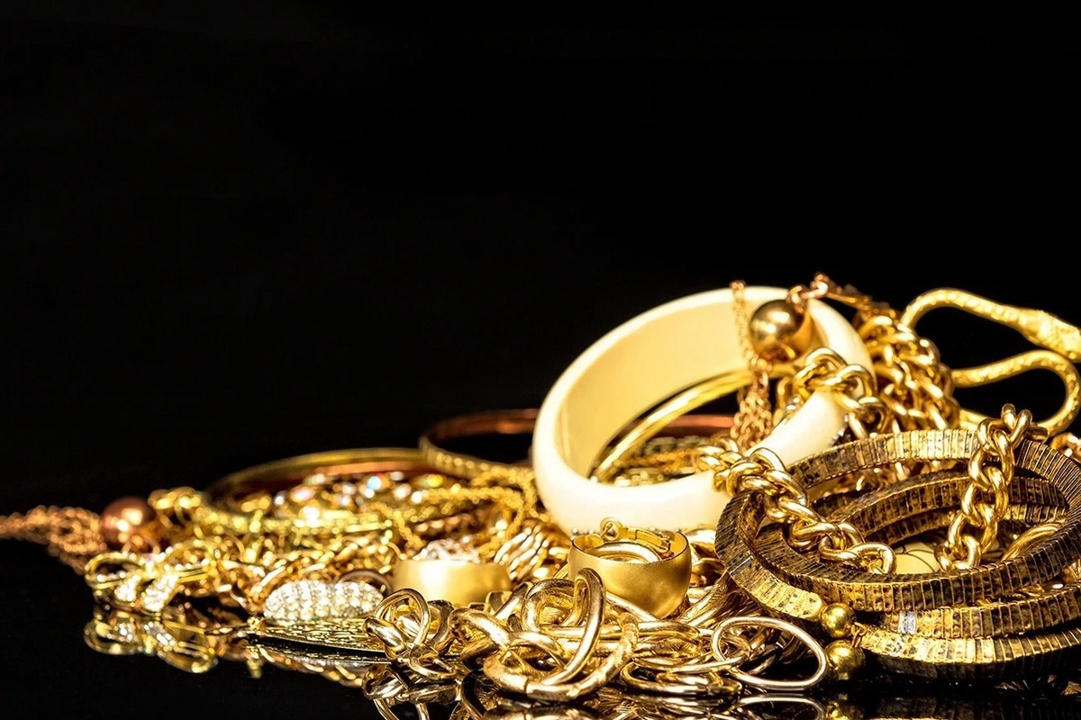 Κινηματογραφική ληστεία στην Κατερίνη με λεία κοσμήματα αξίας 300.000 ευρώ – Έκλεψαν και το αυτοκίνητο του θύματος - Ο κοσμηματοπώλης, κατά την προσπάθειά του να σταματήσει τους ληστές τραυματίστηκε και μεταφέρθηκε στο νοσοκομείο