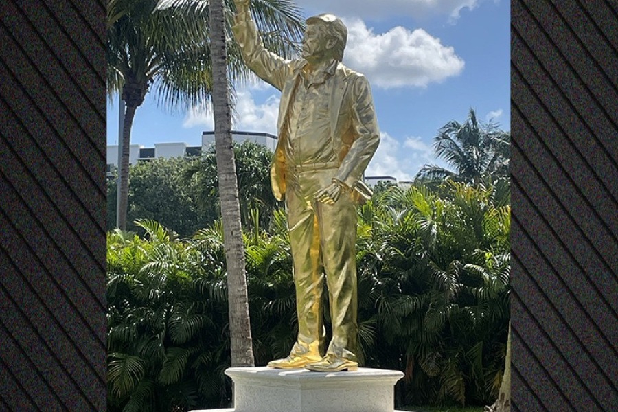 Ο Τραμπ έγινε τώρα και χρυσό άγαλμα με υψωμένη γροθιά