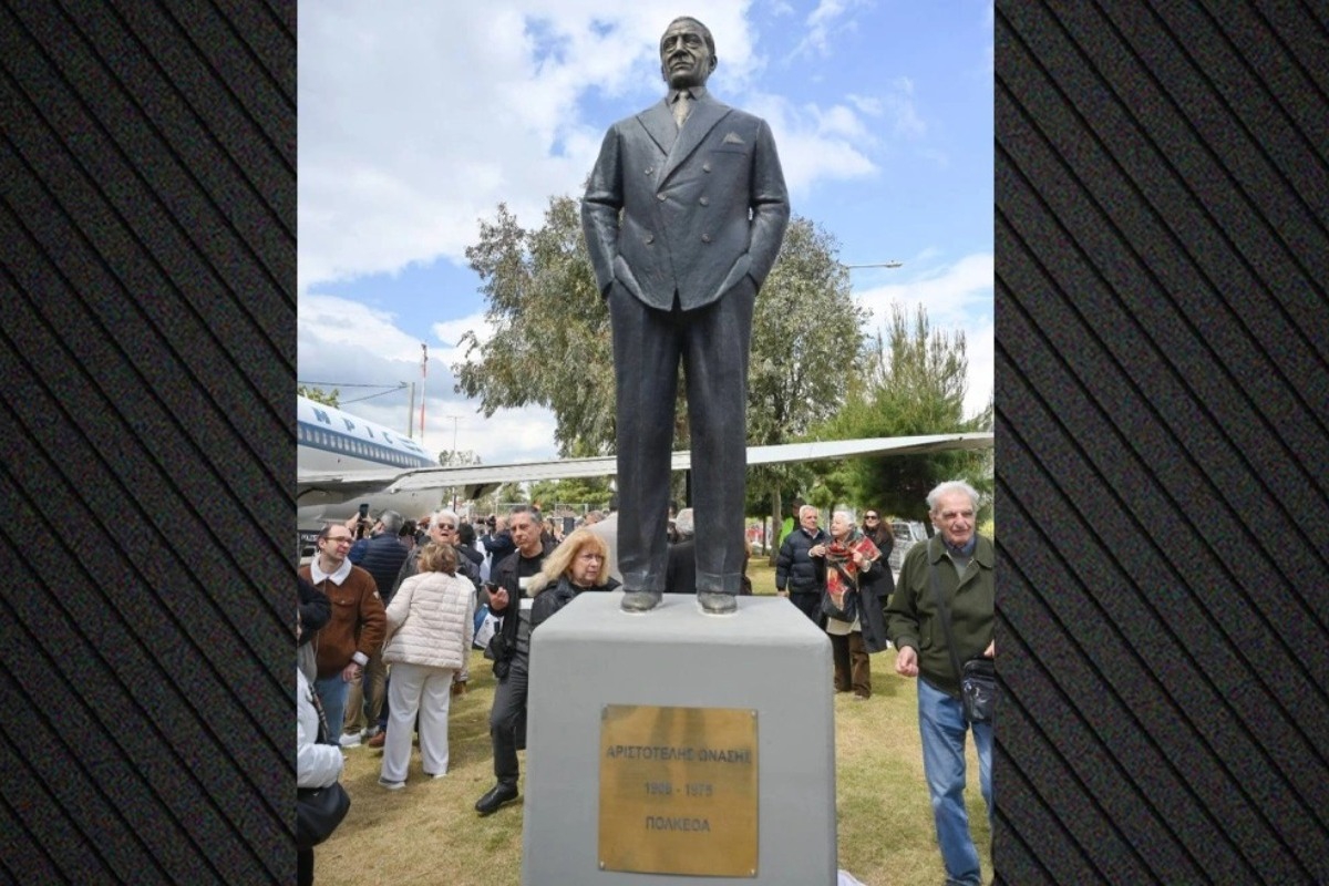 Αποκαλύφθηκε το άγαλμα του Αριστοτέλη Ωνάση στο Ελληνικό