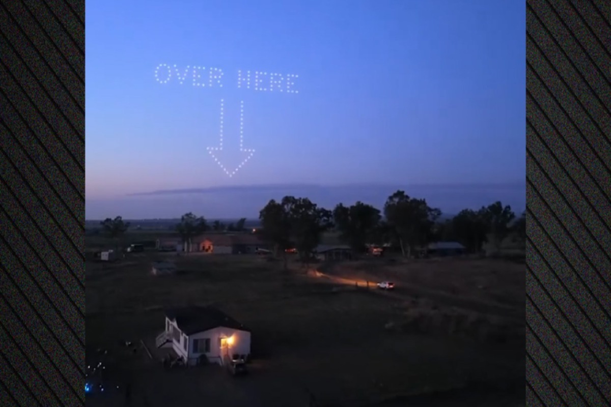 Δείτε βίντεο: Με drone show ιδιοκτήτης απομακρυσμένου σπιτιού καθοδηγεί ντελιβερά στην Καλιφόρνια