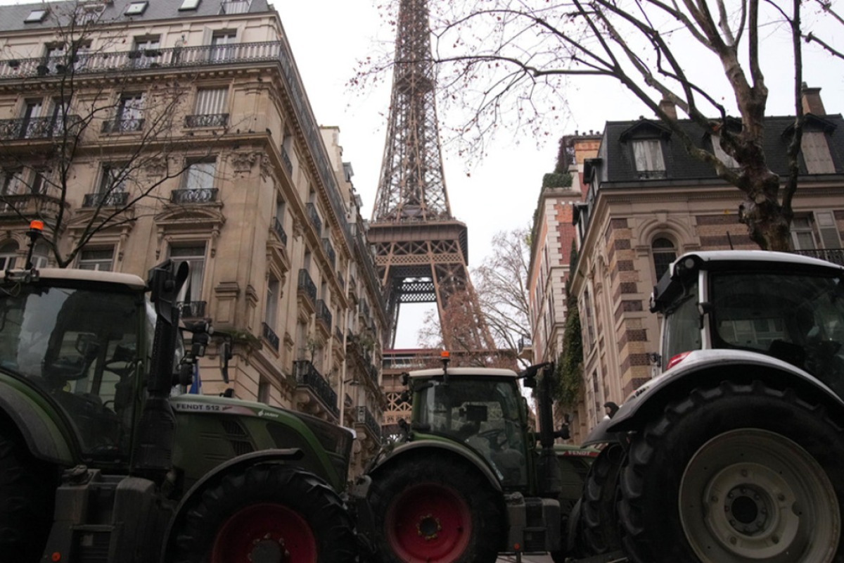 Στον Πύργο του Αιφελ έφτασαν Γάλλοι αγρότες που διαμαρτύρονται για την Mercosur