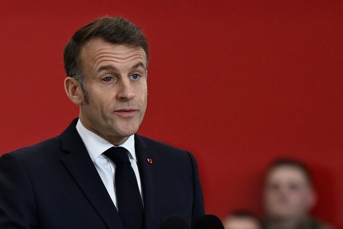 Με κόκκινο μάτι ο Μακρόν στην επιθεώρηση του στρατεύματος