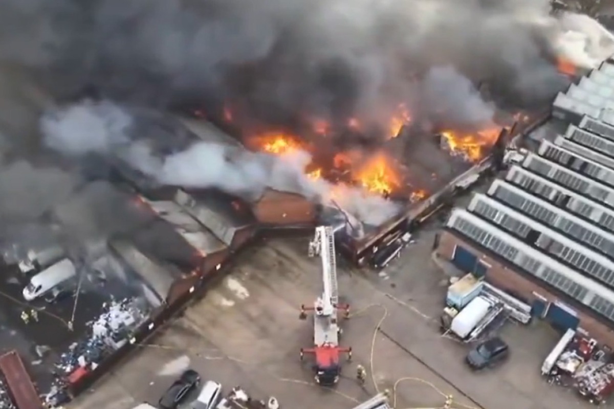 Μεγάλη φωτιά σε εργοστάσιο στο Γουλβερχάμπτον στη Βρετανία, επιχειρούν περισσότεροι από 100 πυροσβέστες, δείτε βίντεο