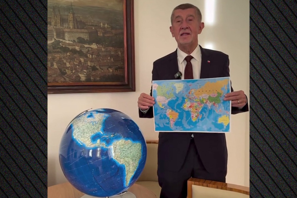 Viral o Τσέχος πρωθυπουργός: Aγόρασε υδρόγειο για να δει που βρίσκεται η... Γροιλανδία - Αρκετοί χρήστες στα social media χλεύσαν τον δισεκατομμυριούχο πρωθυπουργό της χώρας, ο οποίος δήλωσε ότι αγόρασε την υδρόγειο σφαίρα 617 ευρώ