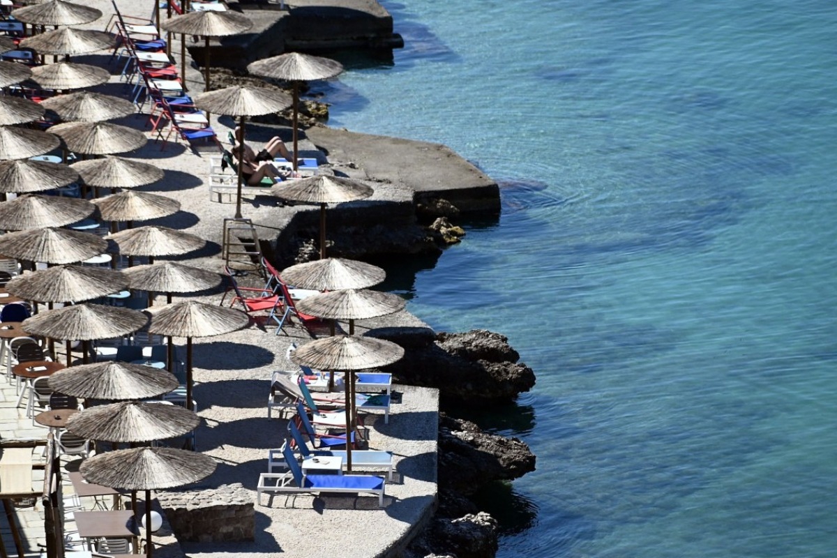 Χαλκιδική: Έκλεψαν ξαπλώστρες από beach bar με φορτηγό ‑ Βίντεο
