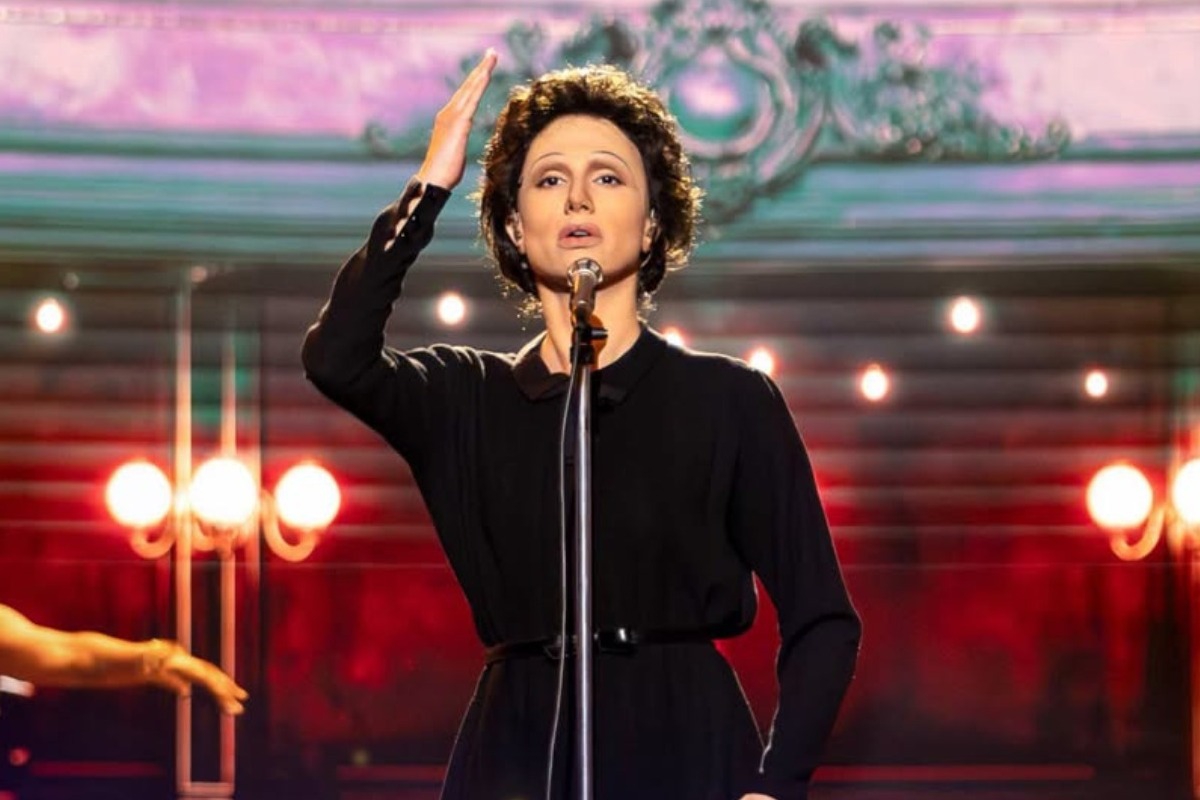 Απίθανο! Μεταμορφώθηκε σε Edith Piaf και βρέθηκε στην κορυφή της βαθμολογίας