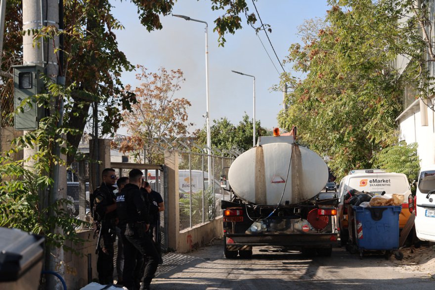 Υπό έλεγχο η φωτιά στις δύο βιοτεχνίες στον Ελαιώνα, κατέρρευσαν οροφές, δείτε βίντεο