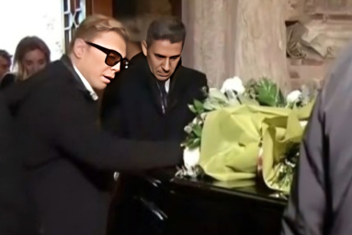 Ο Τάκης Ζαχαράτος «έσπασε» μπροστά από το φέρετρο της Μαρινέλλας στο λαϊκό προσκύνημα