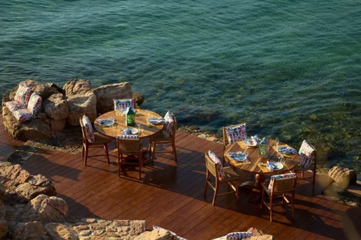 Zolotas Beach: Η ανανεωμένη παραθαλάσσια εμπειρία του Four Seasons Astir Palace που πρέπει να δεις