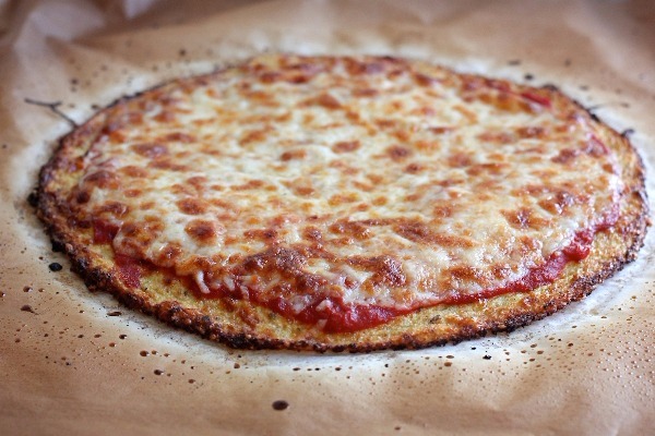 Μια πίτσα με ελάχιστες θερμίδες: Φτιάξτε ζύμη από κουνουπίδι!