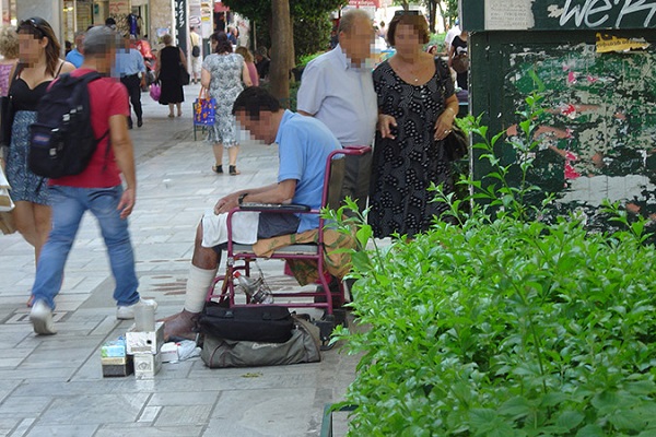 Θαύμα! O ανάπηρος περπάτησε στο κέντρο της Αθήνας...