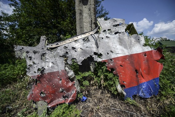 Έκλεψε μάσκαρα από θύμα της πτήσης MH17 και το πόσταρε στο Instagram!  - Μια νεαρή γυναίκα στην ανατολική Ουκρανία...