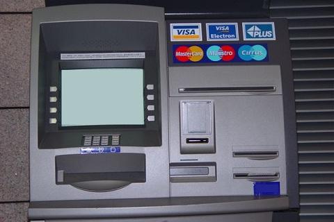 Με το σταγονόμετρο οι αναλήψεις από τα ATM