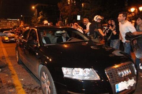 Δείτε πώς οι `Αγανακτισμένοι` γιούχαραν τους βουλευτές το βράδυ της Τρίτης