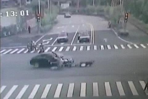 Καρέ-καρέ κατέγραψε η κάμερα αυτοκίνητο, να παρασύρει 5 πεζούς!