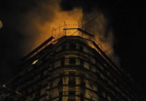 ΑΚΡΟΠΟΛ: Όταν μία ιστορία τυλίγεται στις φλόγες...  - Συγκίνηση για την πυρκαγιά στο ιστορικό ξενοδοχείο