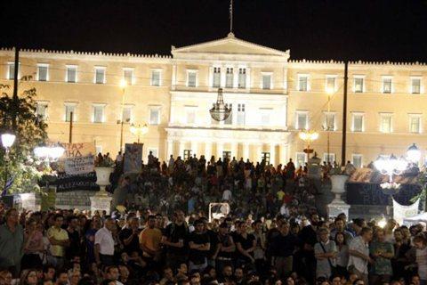 Οι ευχές των `Αγανακτισμένων` στον πρωθυπουργό για τα γενέθλιά του: Να ζήσεις Γιωργάκη...