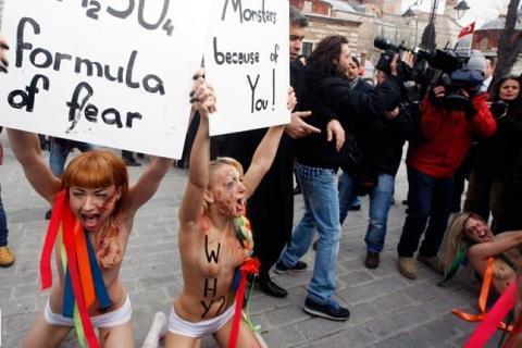 Γυμνές Ουκρανέζες μπροστά στην Αγία Σοφία